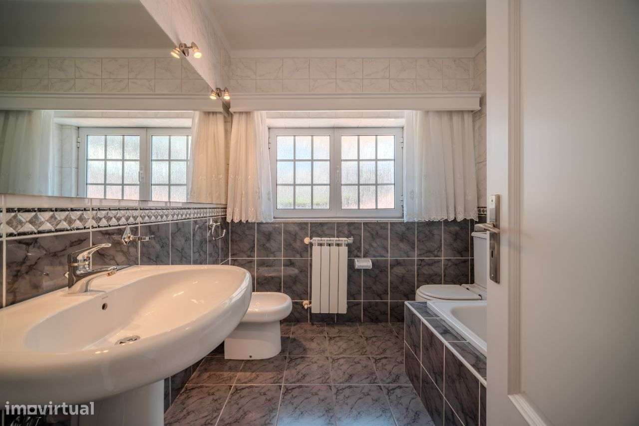 Moradia T4 com piscina em Braga-13