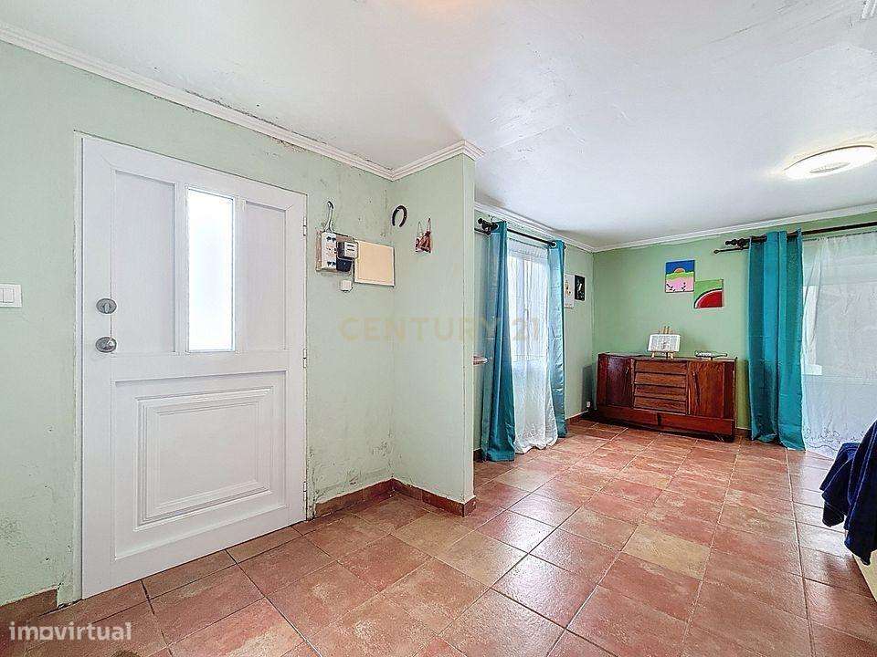 Moradia T2 com Espaços Amplos e Localização Privilegiada - Grande imagem: 2/20