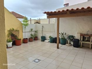 Apartamento T2 com quintal e churraqueira no centro de Corroios