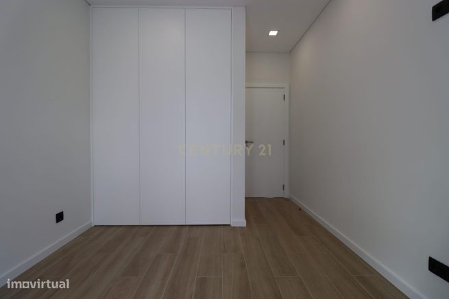 Luxuosa moradia isolada de 5 assoalhadas com excelentes áreas - piscin-17
