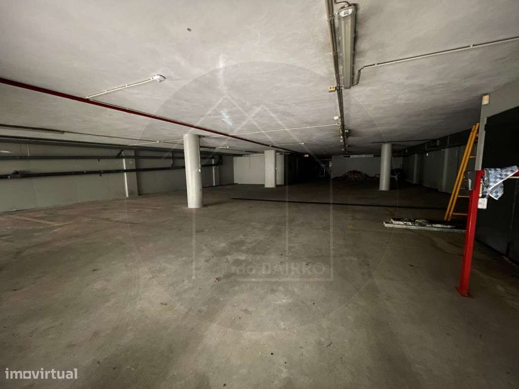 Prédio Urbano no Centro da Maia Potencial para Serviços ou Habitação-25