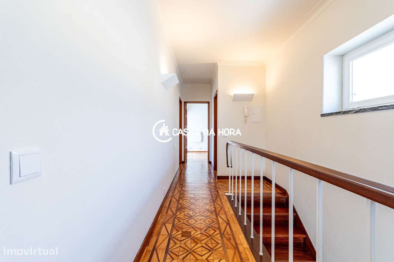 Moradia T3+T1  na Rua João das Regras, junto à Avenida de Sintra.-11