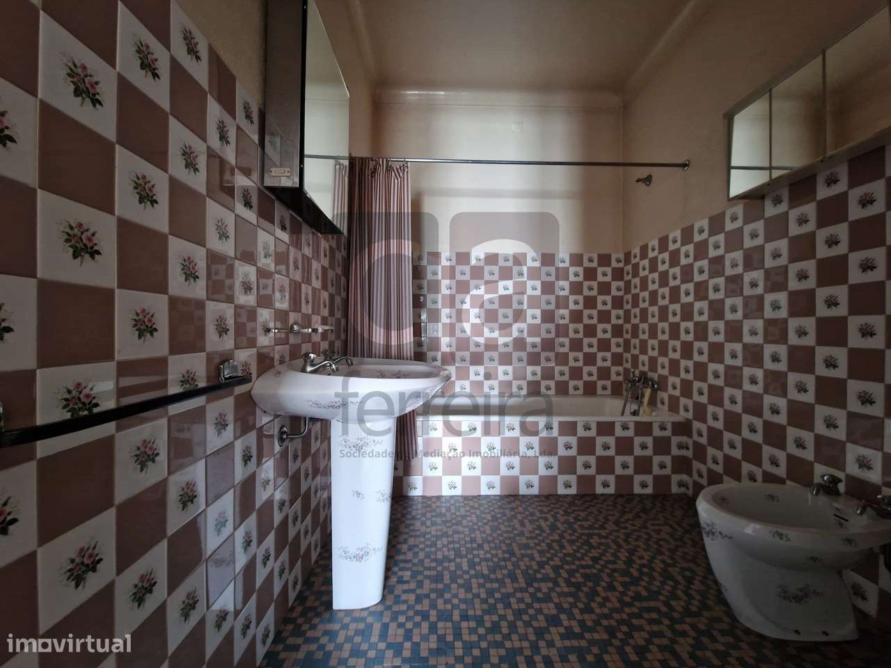 Moradia T4+2 em Almeirim com garagem e quintal-33