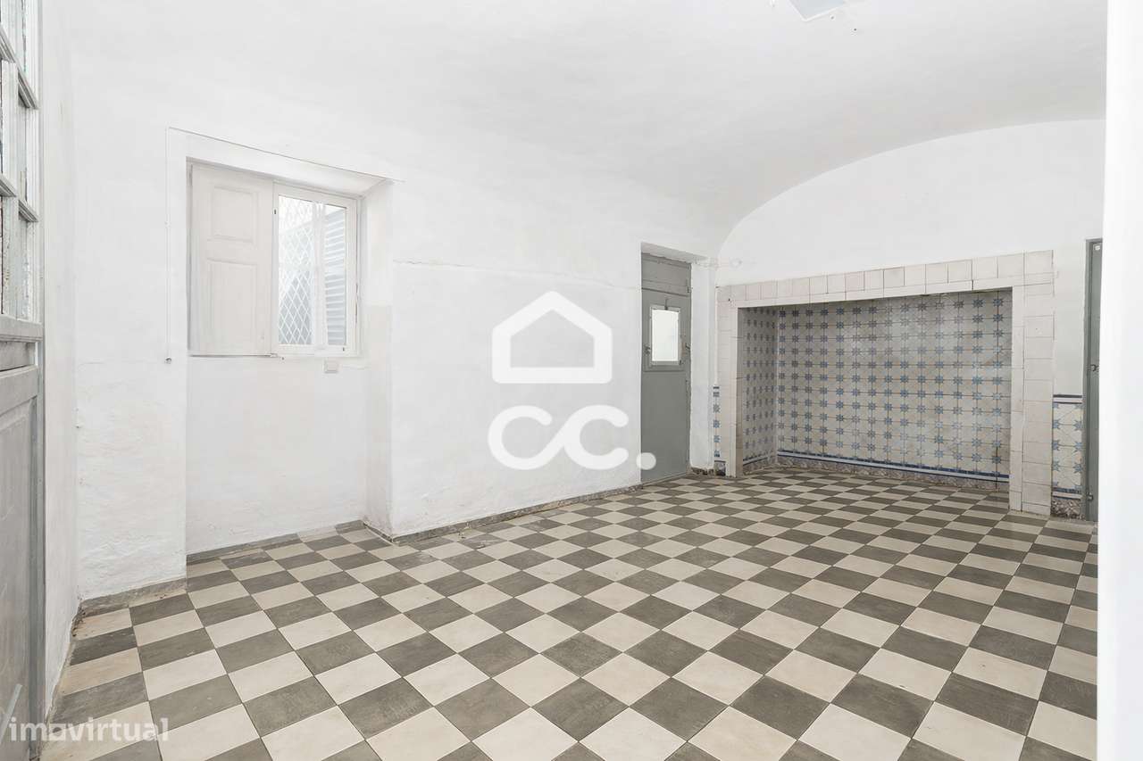 Moradia T3 Bifamiliar de 1º andar com Terraço no Centro Histórico de É-8