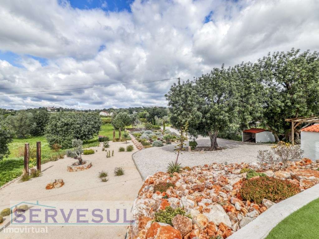 Charmosa Moradia Familiar T3+1 no Campo, inserida num generoso terr...-35