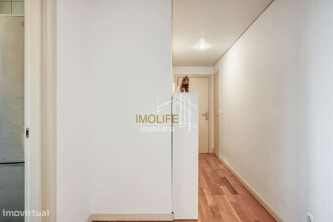 Apartamento T2 com Vista Desafogada em Benfica-25