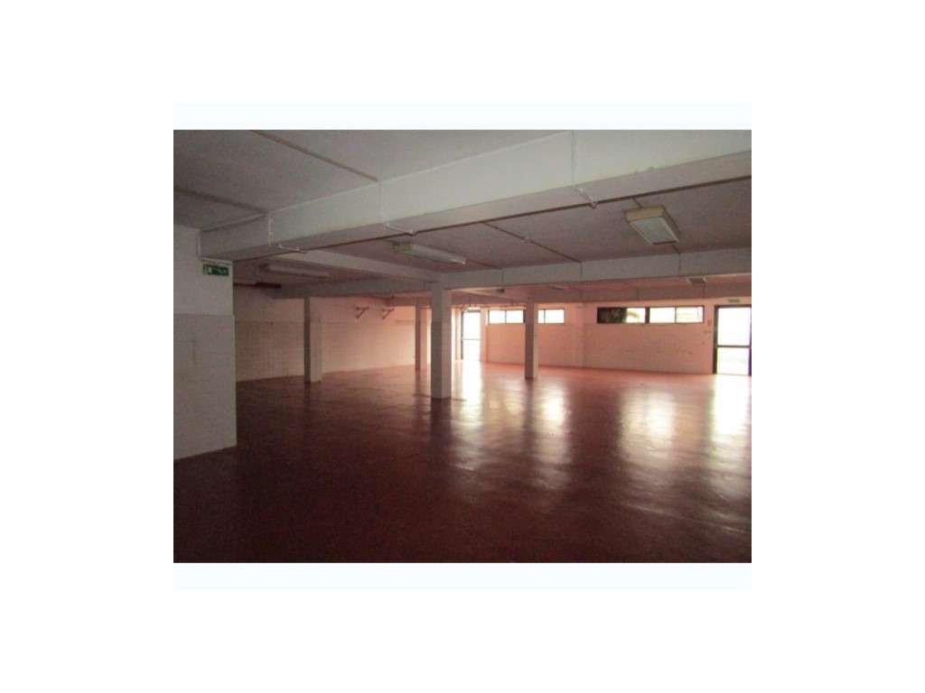 Espaço Comercial c/ Logradouro para Venda à Rotunda da Boavista-0
