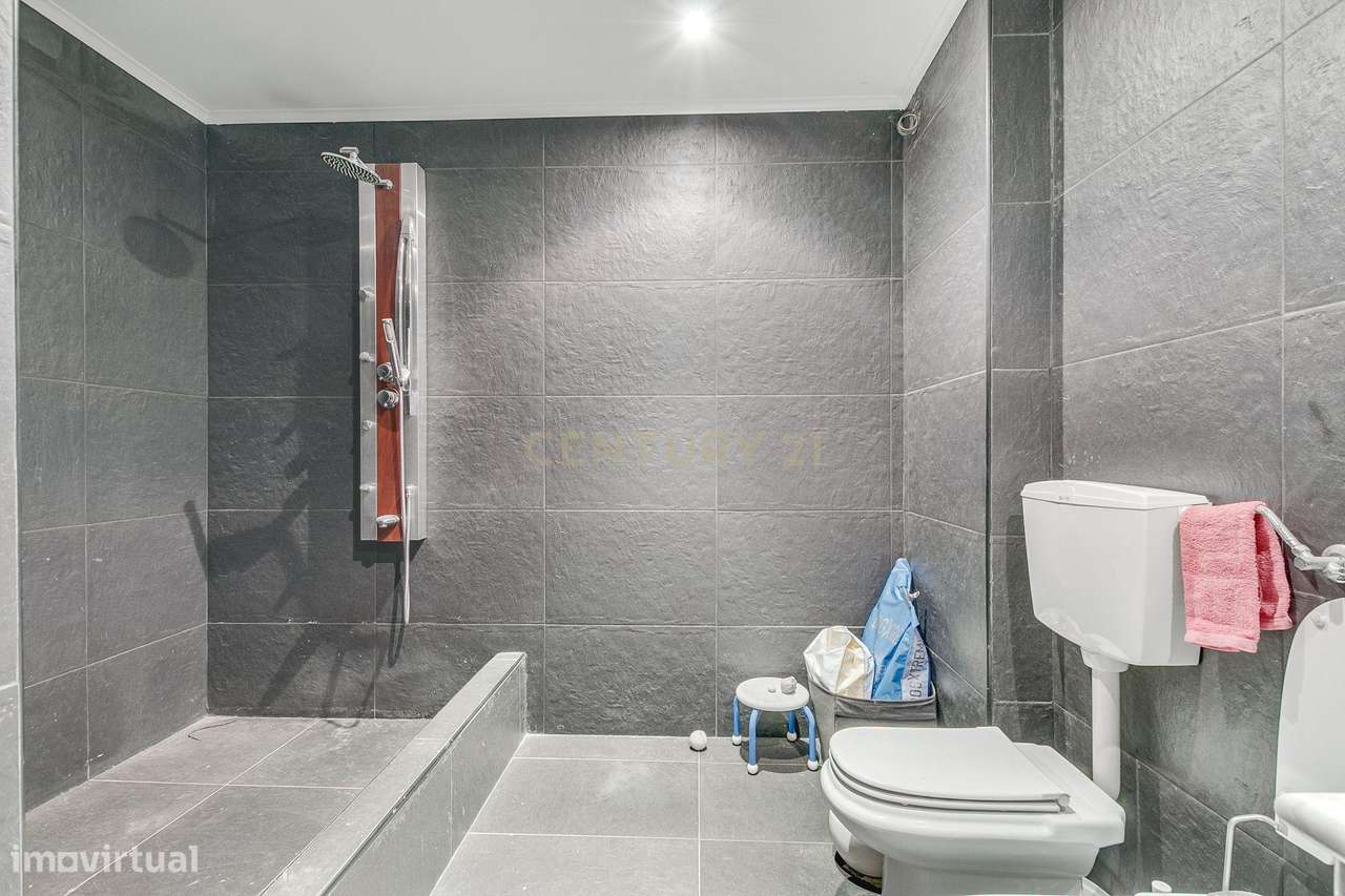 Espaçoso apartamento T4 transformado em T3-23