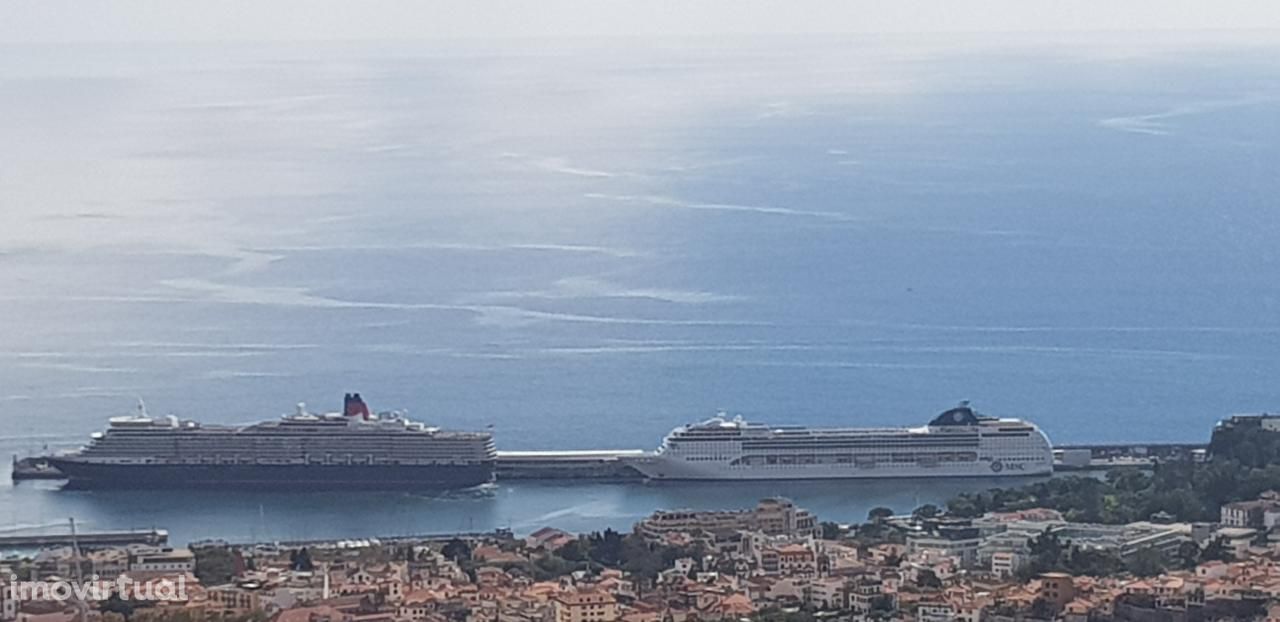 Moradia T4 piscina,boas áreas, churrasqueira, vista magnifica Funchal.