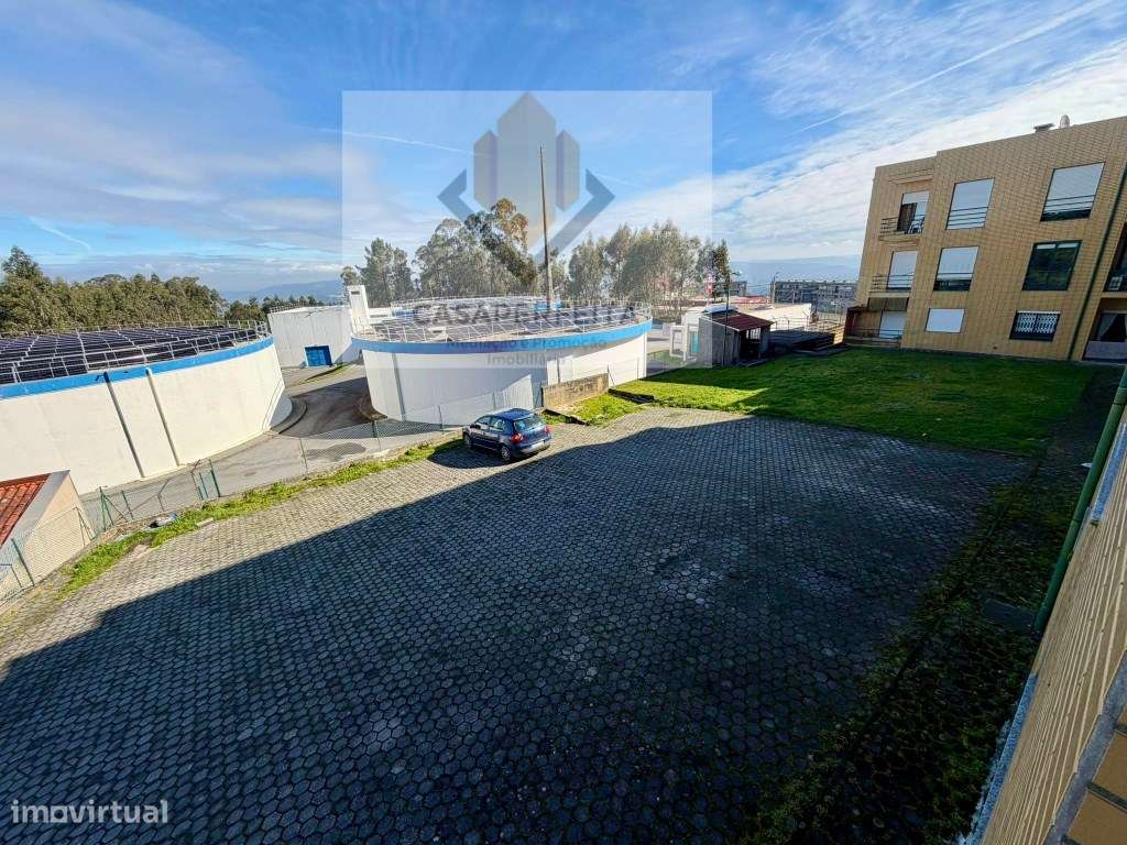 Fabuloso Apartamento T2 com Varanda e Box - Olival-16