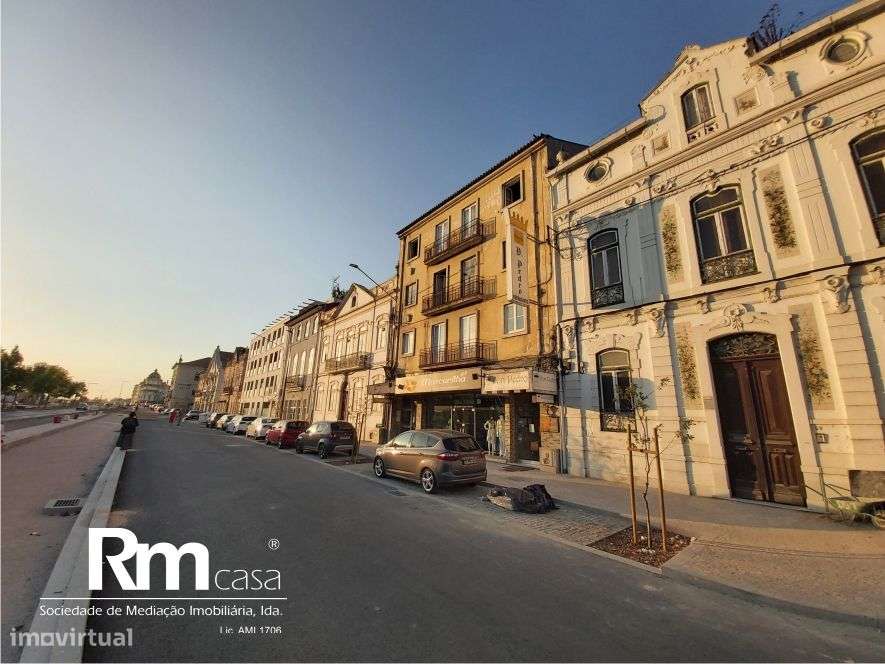 excelente prédio na Av. Emidio Navarro, junto ao Parque da Cidade-0