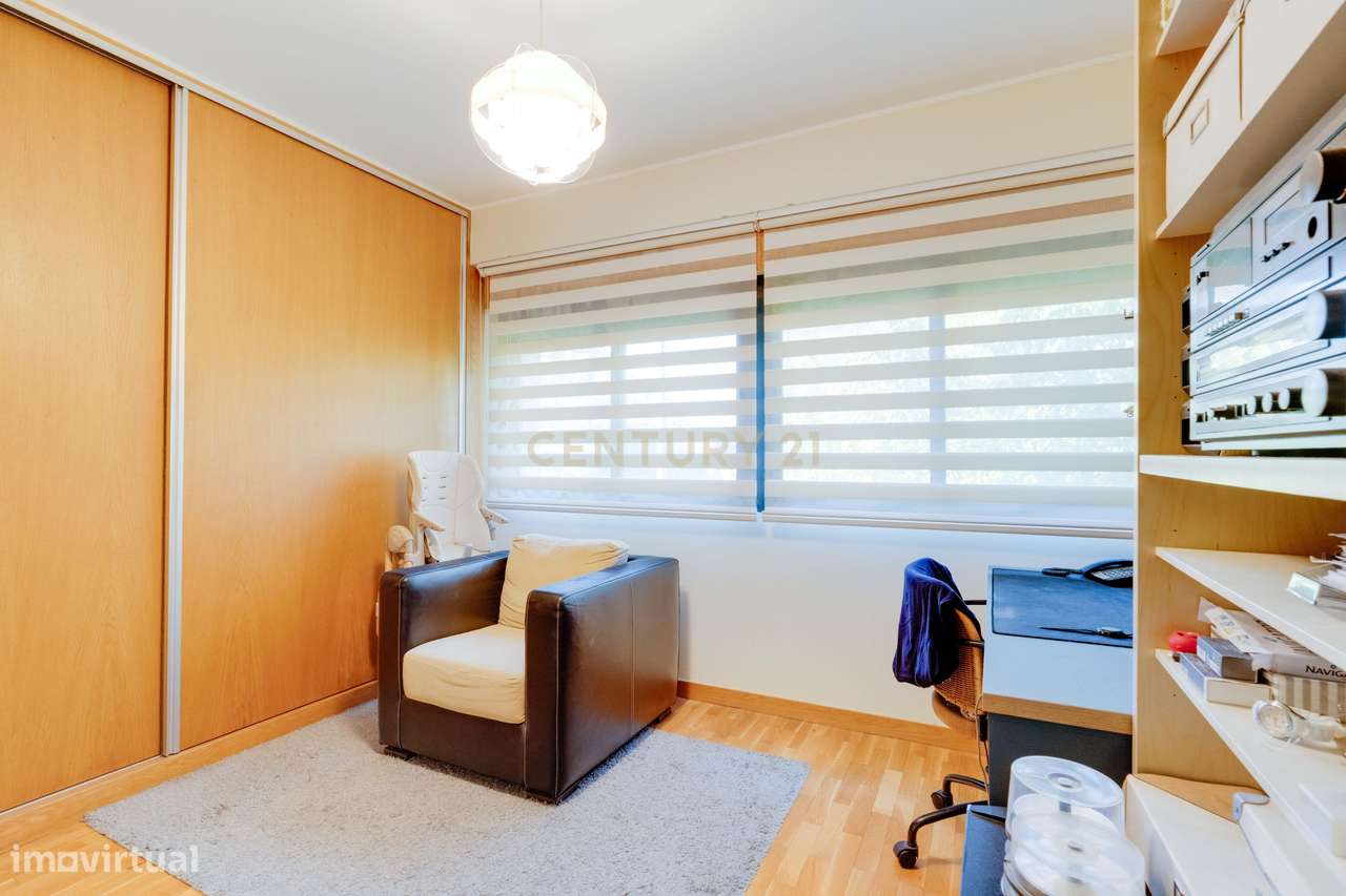 T4 com elegância e centralidade: O Seu Próximo Lar em Vila Nova de Gai-14