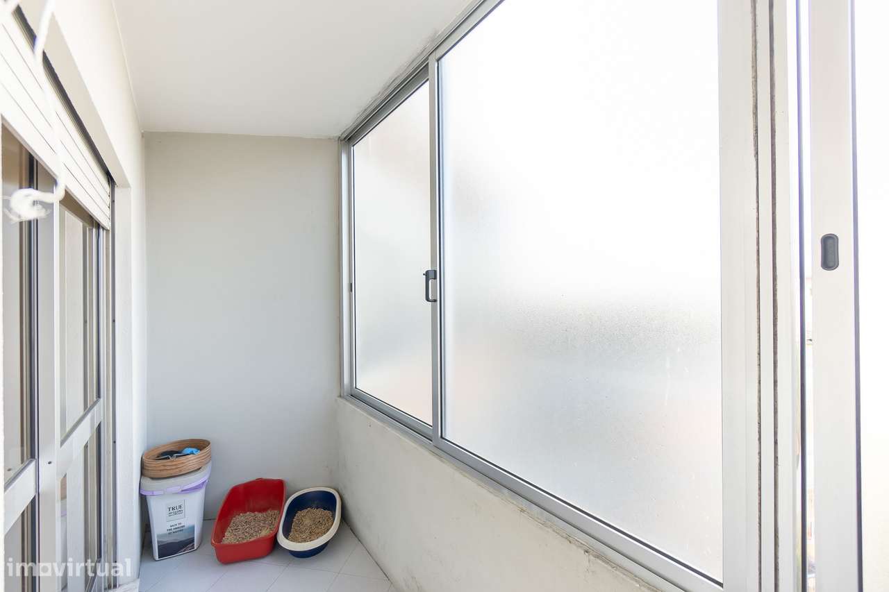 T3 com Varanda + Garagem | A 600m do Metro da Venda Nova-21