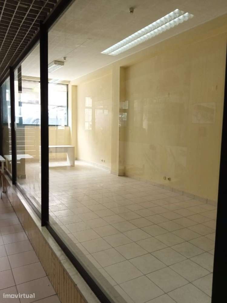 Loja com montra para o parque da cidade - Grande imagem: 5/17