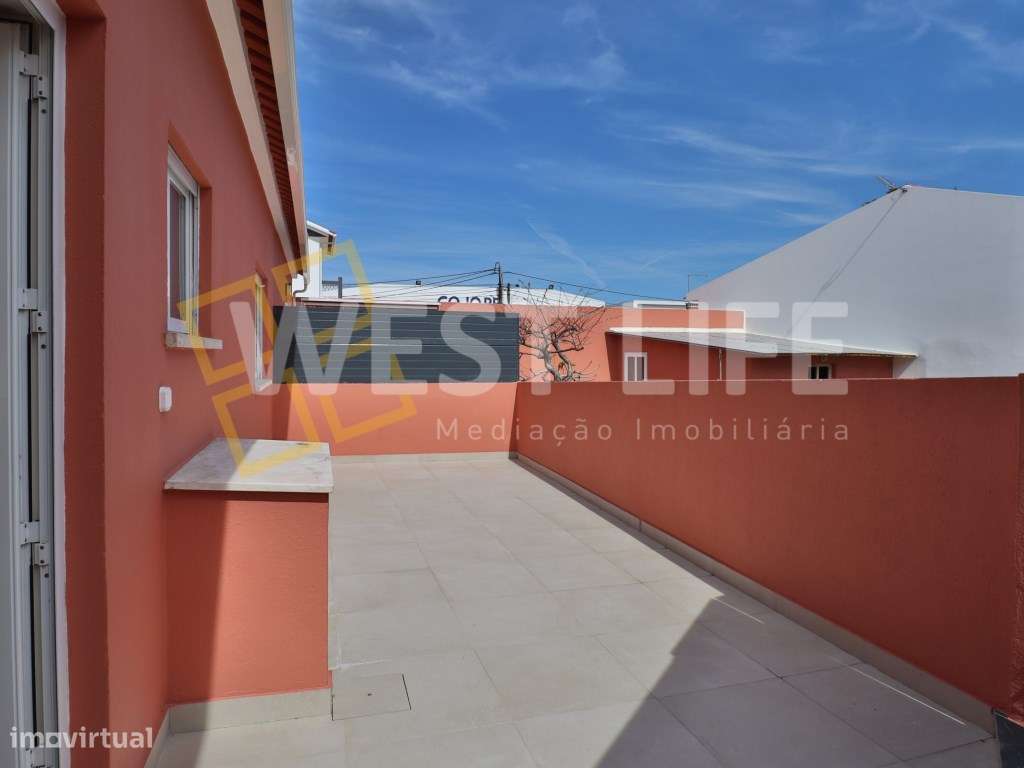 Excelente Moradia T2 totalmente remodelada, boa exposição solar e e... - Grande imagem: 3/24