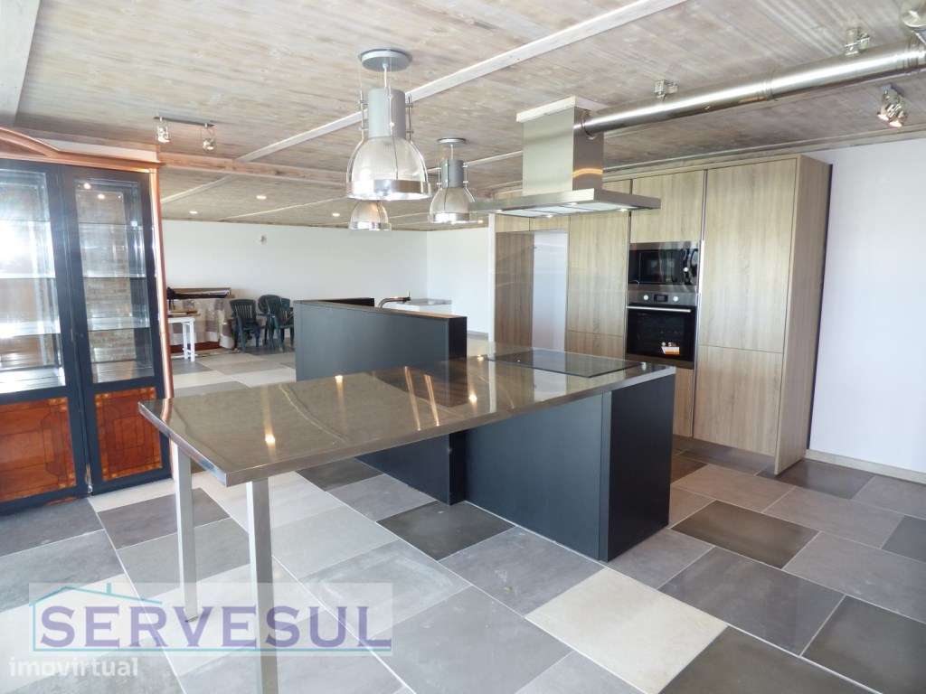 Espaçosa moradia de 2 pisos composta por 4 quartos com piscina e vi... - Grande imagem: 4/25