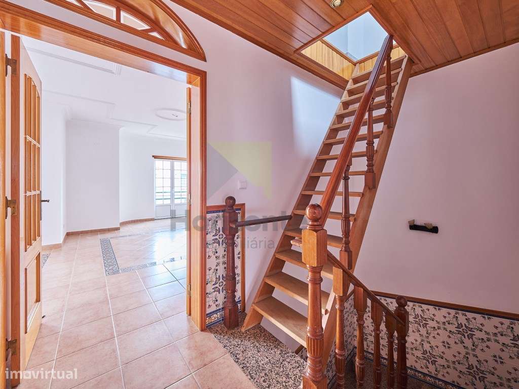 Moradia T4 com Excelente Localização-12