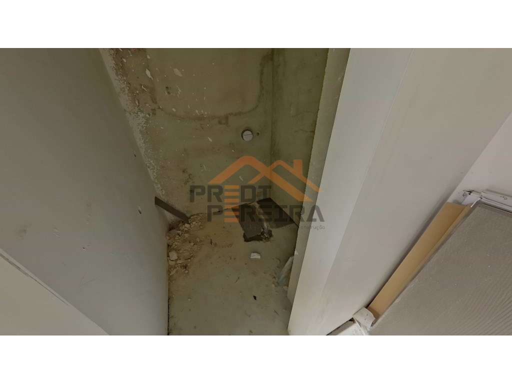 Apartamento T2, localizado em Santo António dos Cavaleiros.-7
