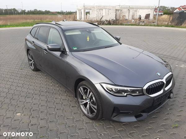 BMW Seria 3 330d xDrive mHEV - 9