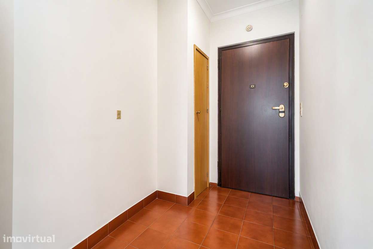 Apartamento T3 Duplex para remodelar em Alverca-7