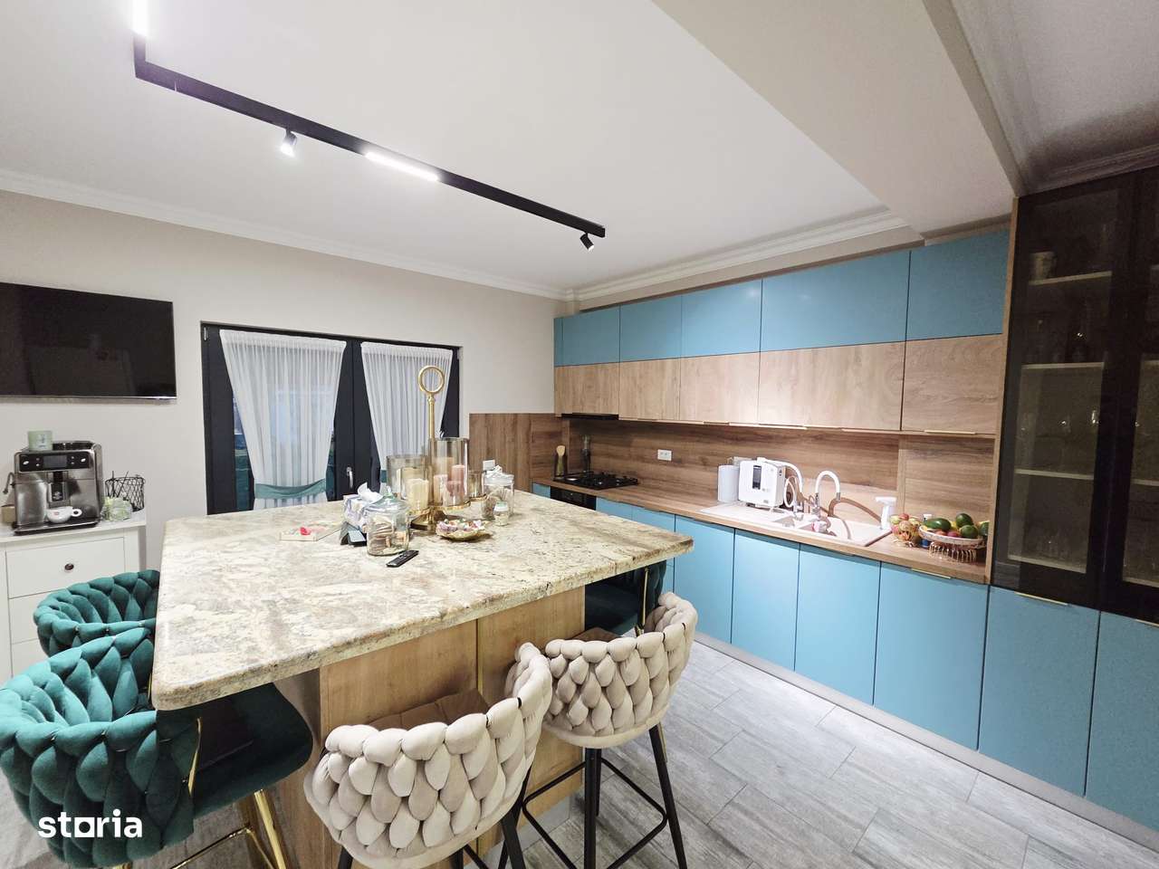 Proprietate modern finisata mobilata si utilata situata in oras - Imagine principală: 4/15