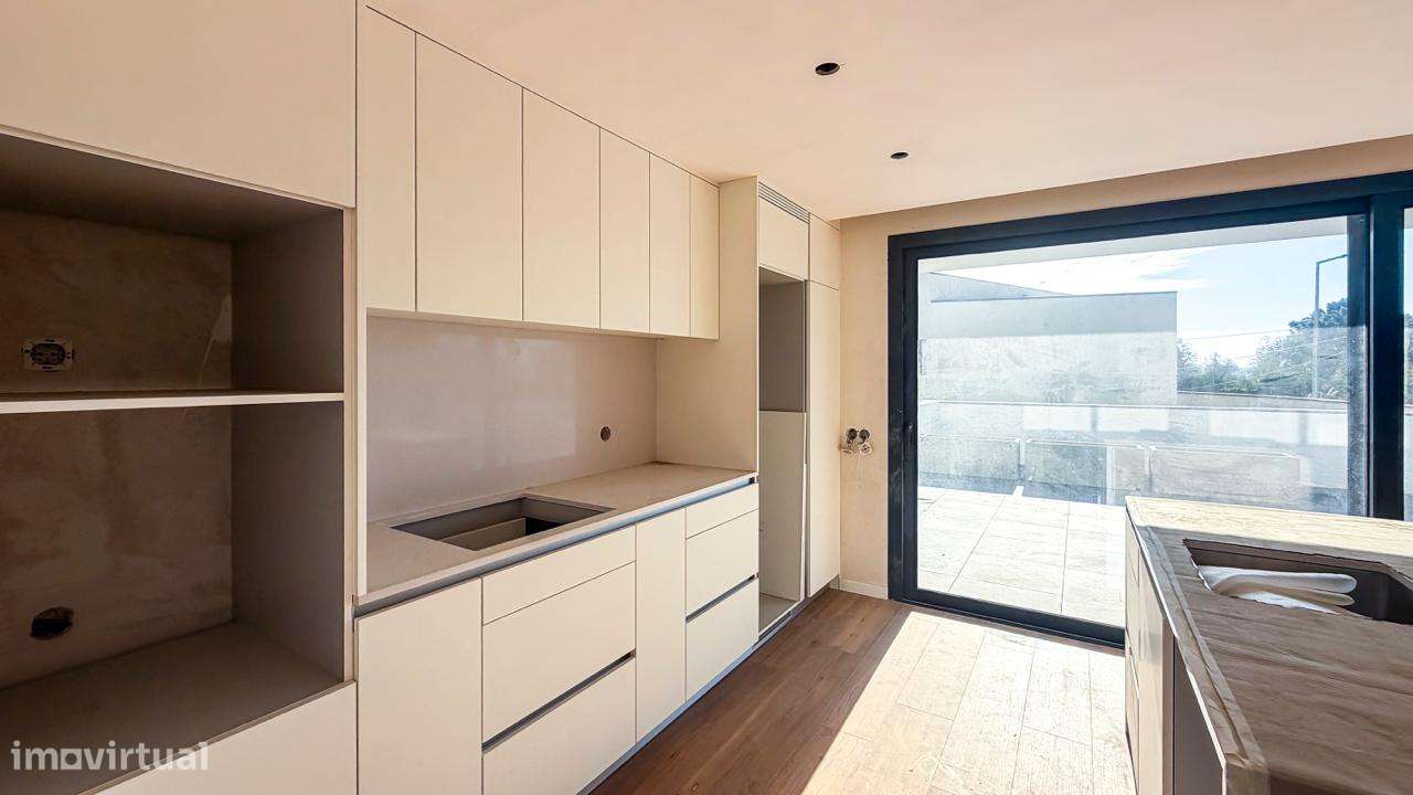 MORADIA NOVA - Com PISCINA  e  JARDIM .-29