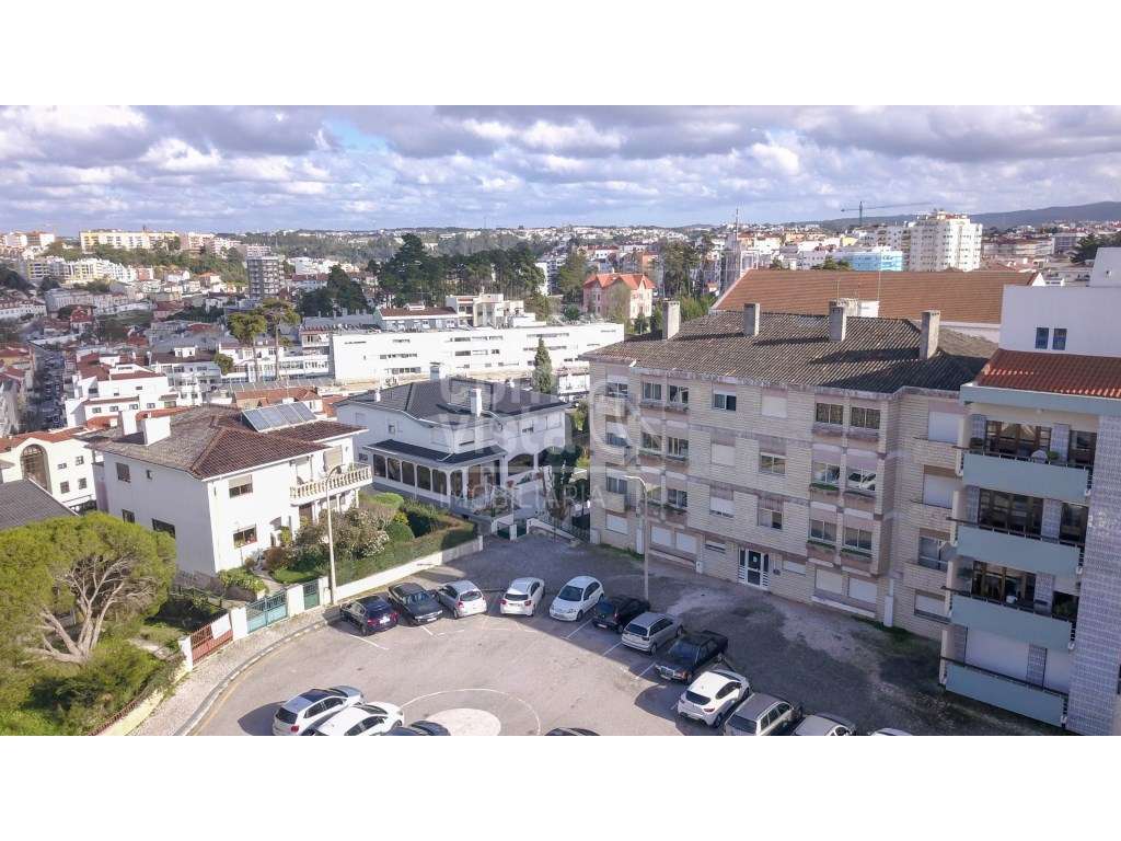 Apartmento T3+1 encontra-se situado numa das zonas mais nobres e ce...-13