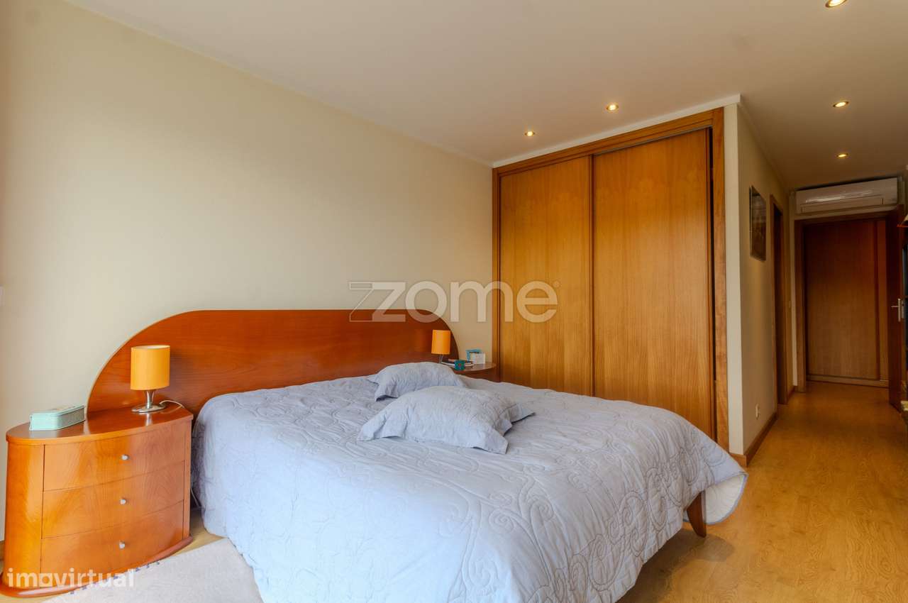 Moradia T3 | 3 Suítes e Piscina com Vista Rio-32