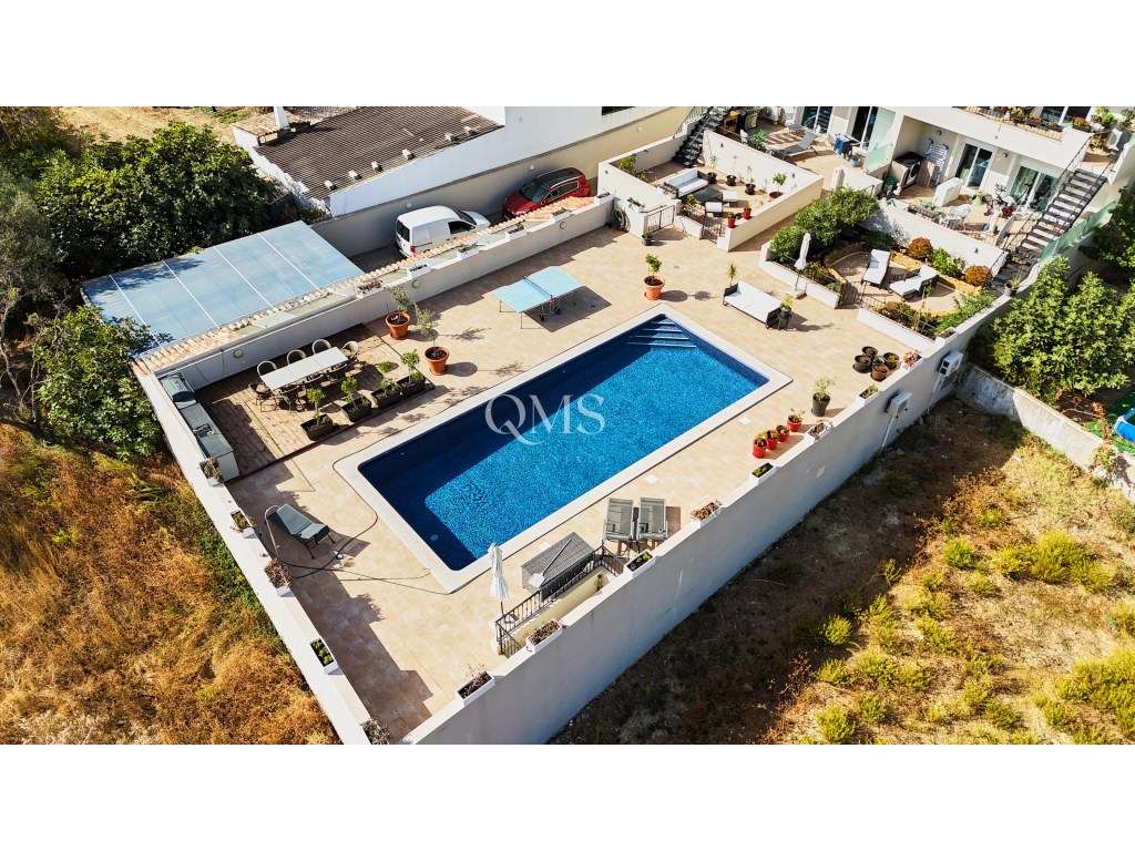 Duplex contemporâneo de três níveis em Santa Bárbara de Nexe, Algarve-6