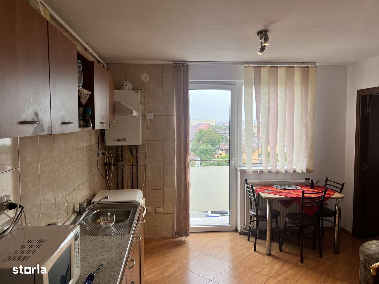 Apartament 3 camere, 2 balcoane  strada Luptei etaj 4 cu lift.-0