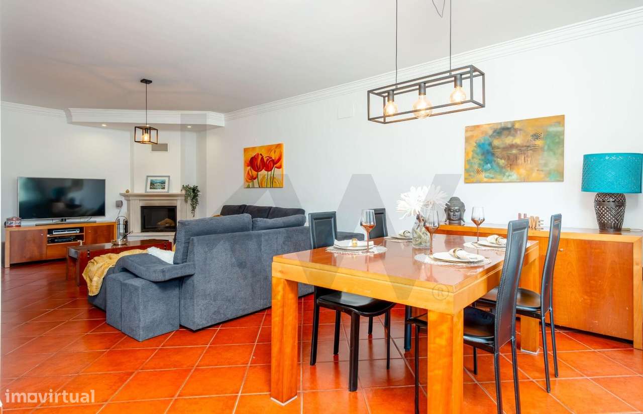 Moradia em Banda T4+1 com Jardim, Garagem e Sótão-12