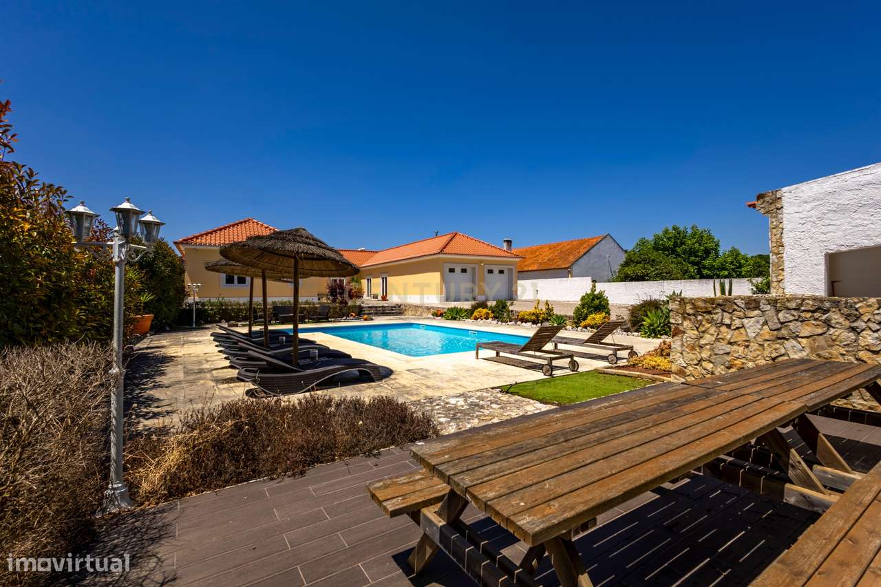 Moradia T5 Térrea com Piscina, Garagem e Lote de 2000 m² – Venda do Al-32