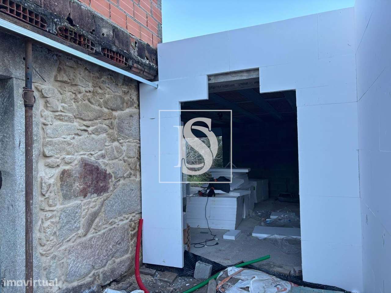 Elegância Atemporal: Moradia T3 térrea que Une o Clássico ao Moderno-29