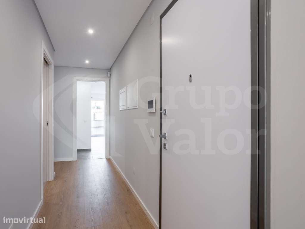 Apartamento T2 Novo com Estacionamento - Parede - R/C E-5