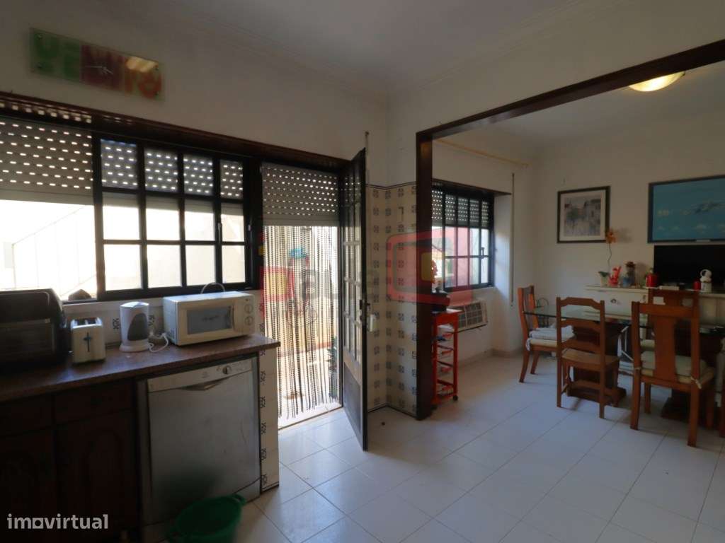 MORADIA T4 COM GARAGEM E TERRAÇO - MONTIJO-16