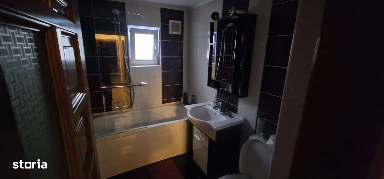 Apart. CU AMENAJARI DE LUX - 3 camere, etaj 4,  Barlad, zona : Polimed-10