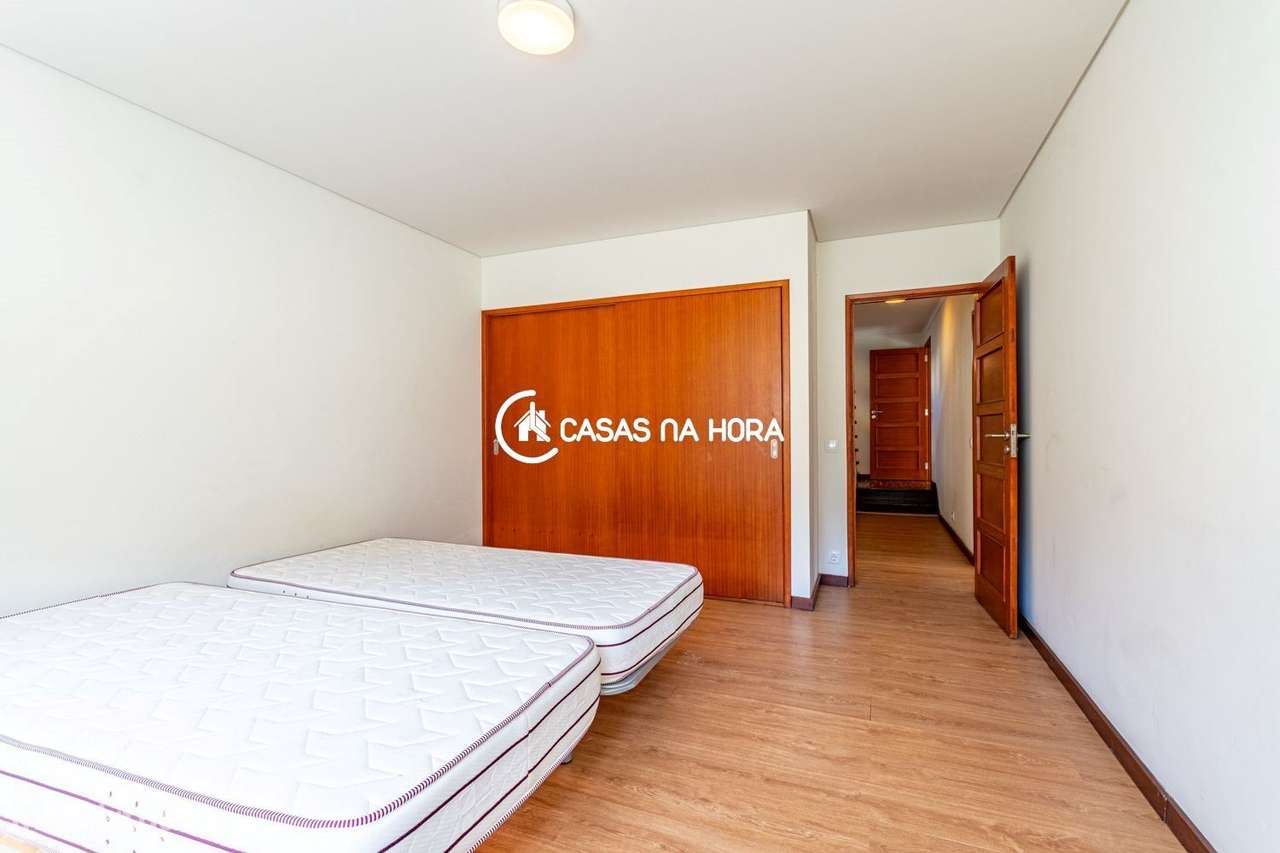 Moradia T3+T1  na Rua João das Regras, junto à Avenida de Sintra.-21