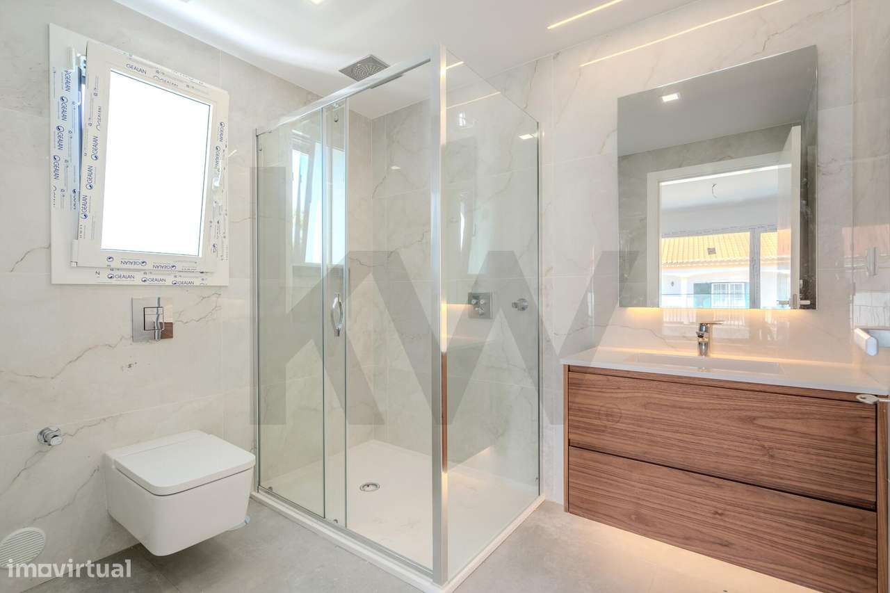 Moradia T4 (+1) em Condomínio Fechado em Cascais com jardim e piscina-35