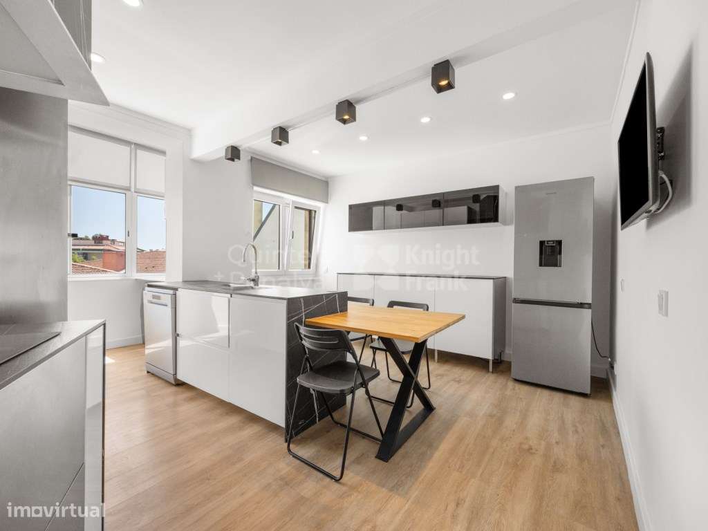 Apartamento T2 renovado com varanda em Arroios-11