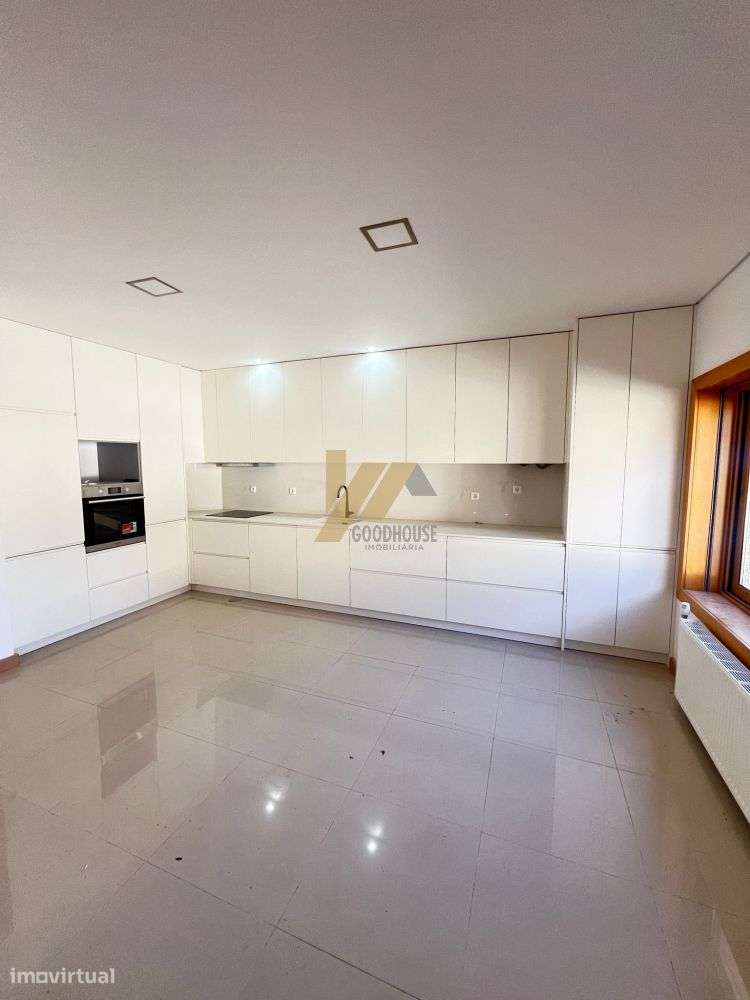 Moradia T5 com elevador, jacuzzi, balneários e muito mais - Grande imagem: 2/44