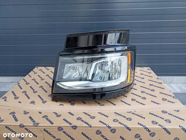 LAMPA REFLEKTOR SCANIA R S NOWY MODEL FULL LED - 1