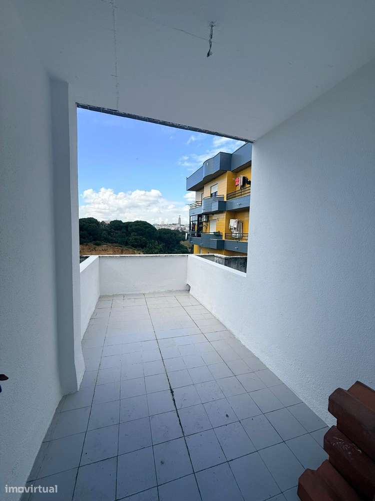 T3 no Feijó junto ao Parque da Paz | 2 Varandas + Arrecadação-11