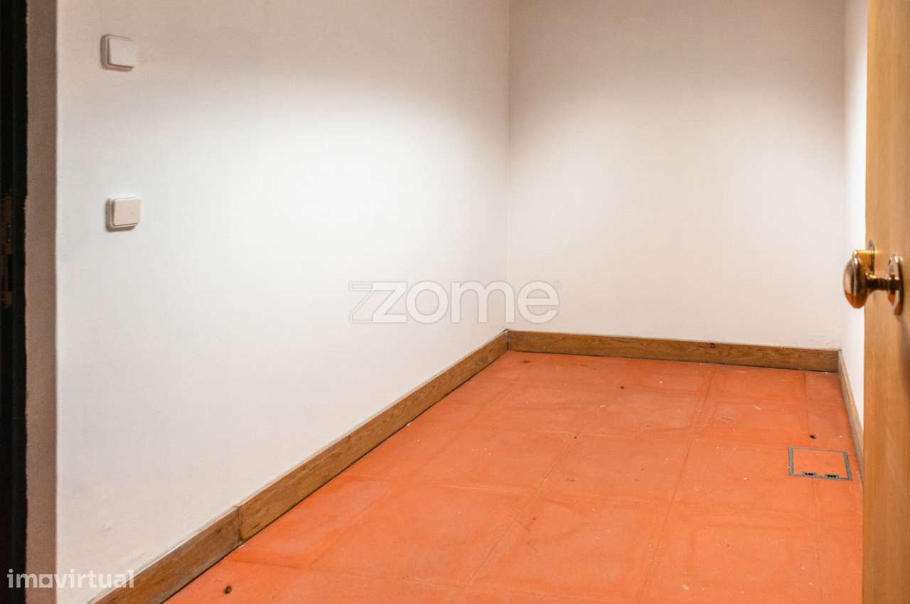 Loja com montra de 175m2 em Odivelas-23