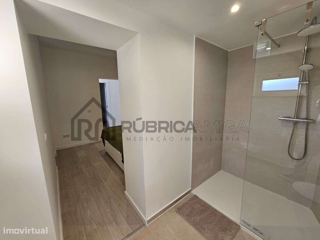 Moradia V2 em Loulé renovada com terraço e logradouro-18