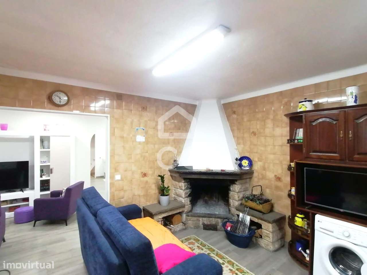 Prédio com Espaço Comercial e Habitação T3+1-18