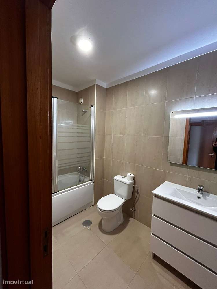 Arrenda-se apartamento T2 com duas casas de banho,  garagem e despensa - Grande imagem: 5/24