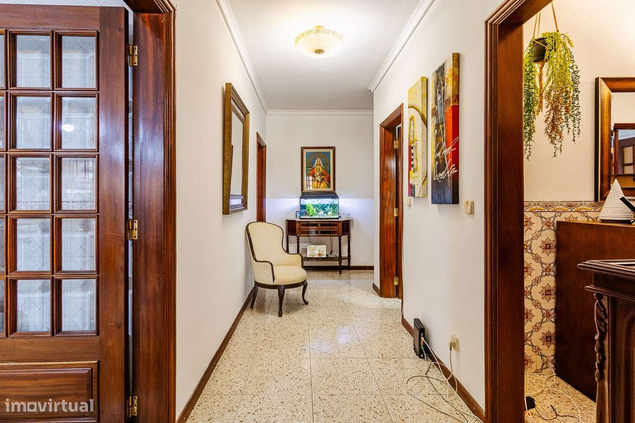 T3 de Excelência com T0 Independente, Garagem Fechada e 3 Lugares de E-12