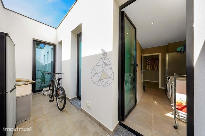 Moradia Térrea Moderna com Acabamentos de Luxo em Monte Canelas – Port-22