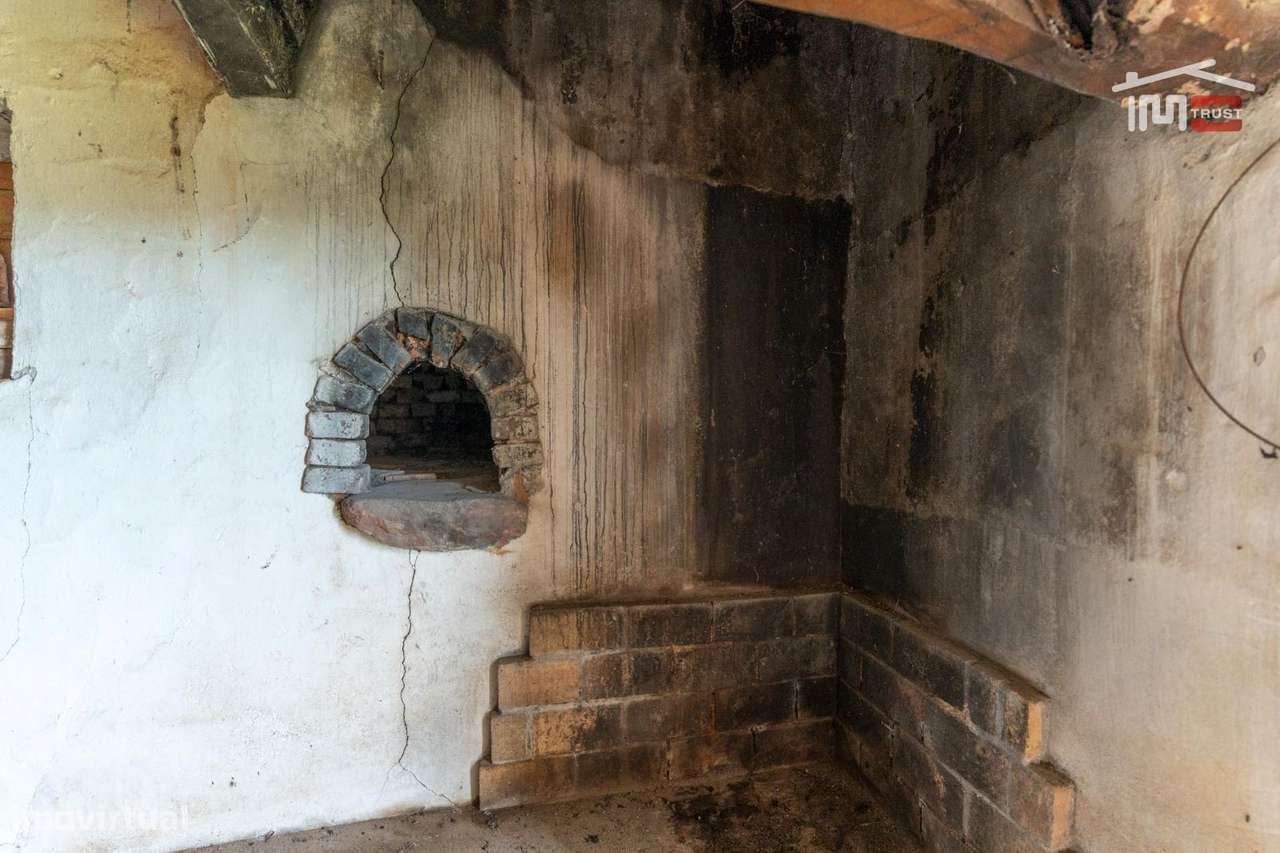 Moradia T2 térrea para restaurar com terreno 2061 m²  em Freixianda - Grande imagem: 5/33