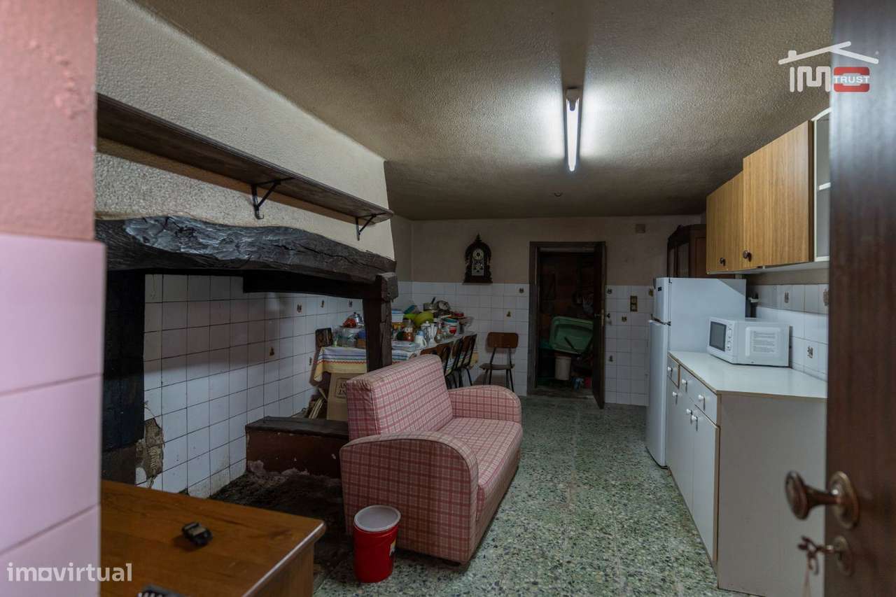 MORADIA PARA RESTAURAR EM ATOUGUIA - Grande imagem: 4/28
